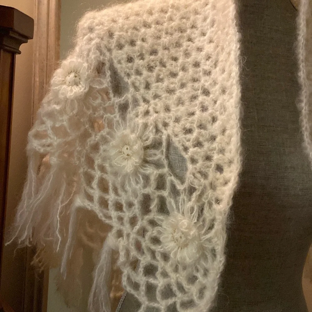 Vintage hand knit shawl cream off white flowered gold speckle tassel edge